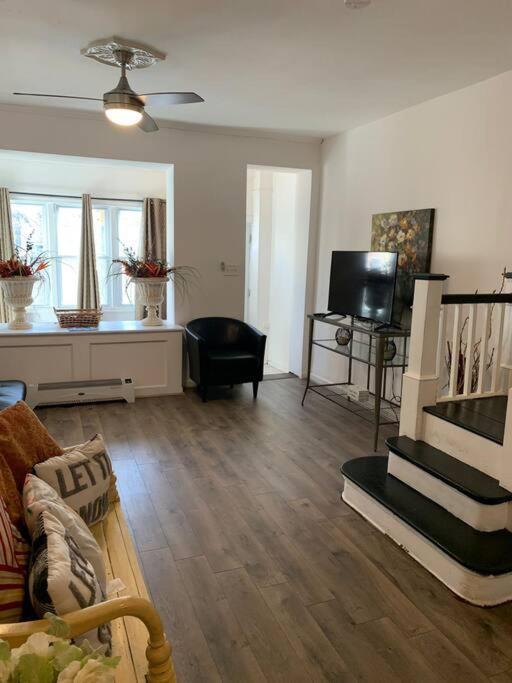 Ferienhaus 2bd Spacious S. Philly Row-house, Wi-fi & 1.5 Bath *