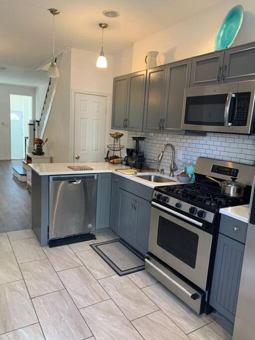 2bd Spacious S. Philly Row-house, Wi-fi & 1.5 Bath Ferienhaus
