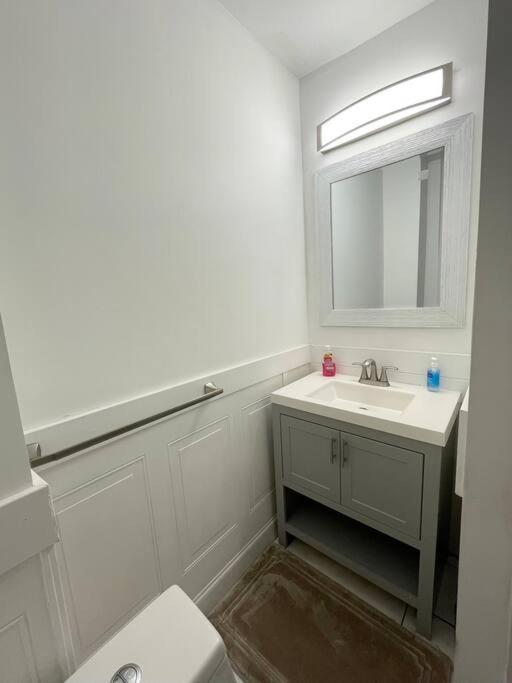 2bd Spacious S. Philly Row-house, Wi-fi & 1.5 Bath