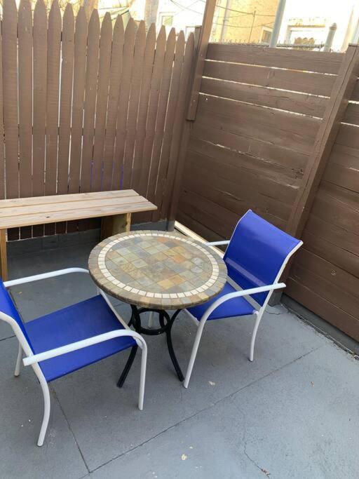2bd Spacious S. Philly Row-house, Wi-fi & 1.5 Bath *